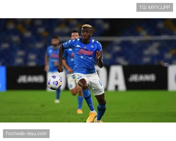 奥斯梅恩深情互动那不勒斯球迷，团结氛围助力状态攀升