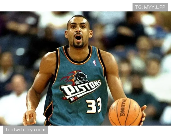 乔·杜马斯无球跑动撕裂防线，防守压制力改变比赛节奏