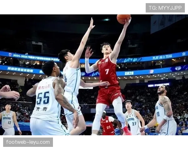 周琦这身高，打完球回家还得弯腰进电梯？